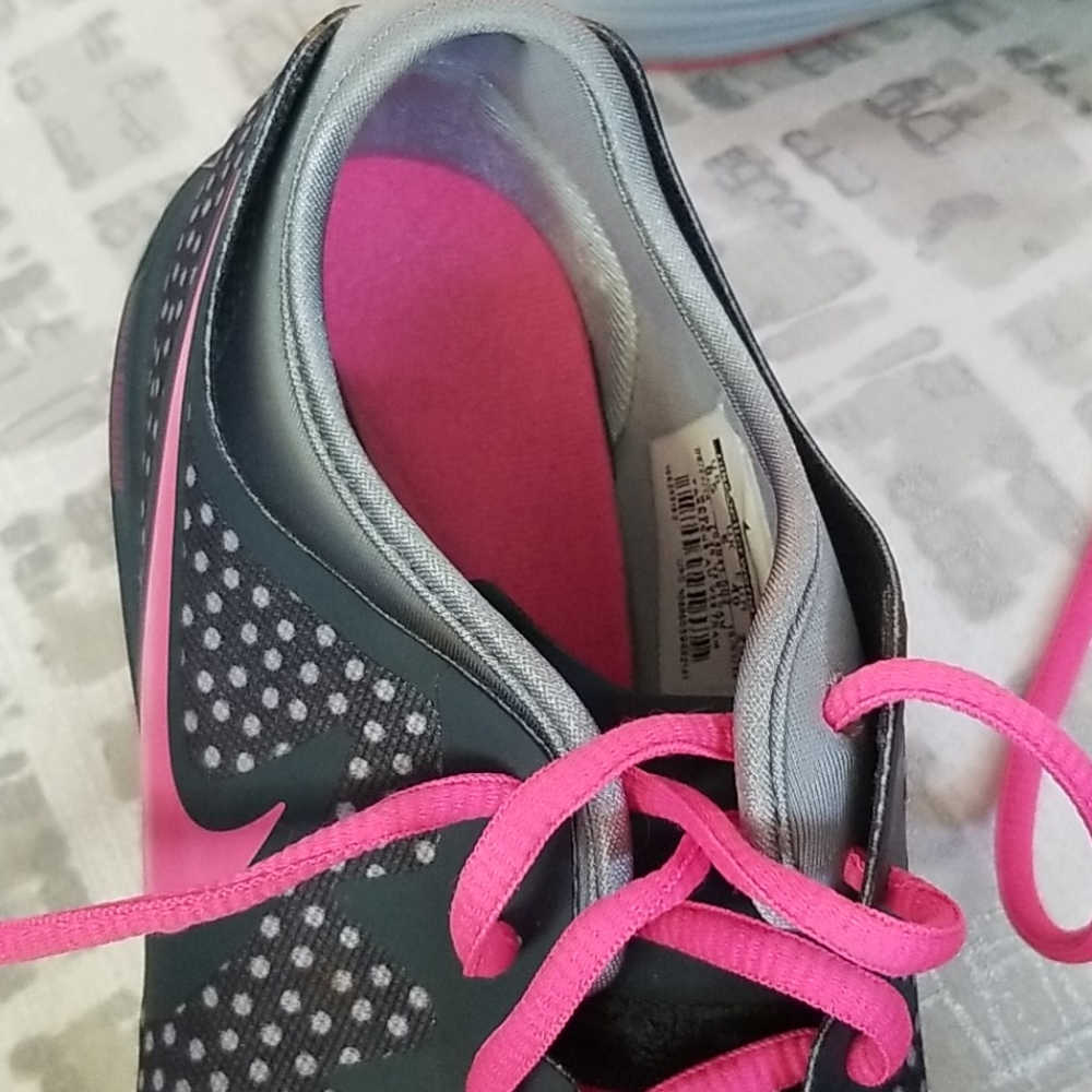 Nike shoes - Picture 2 of 3